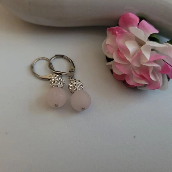 Rózsakvarc fülbevaló strassz gömbbel