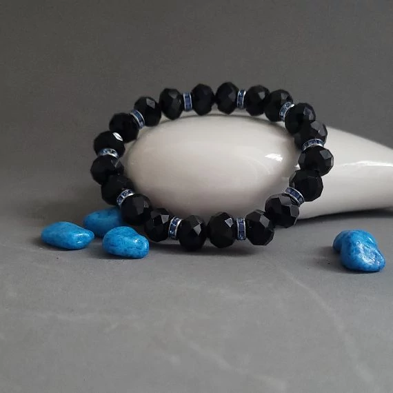 Kristálykarkötő kék köves rozettákkal apró kis kék kövekkel körül véve