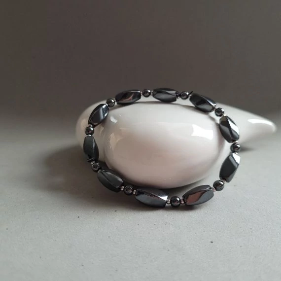 Csavart hasáb egyedi karkötő hematitból