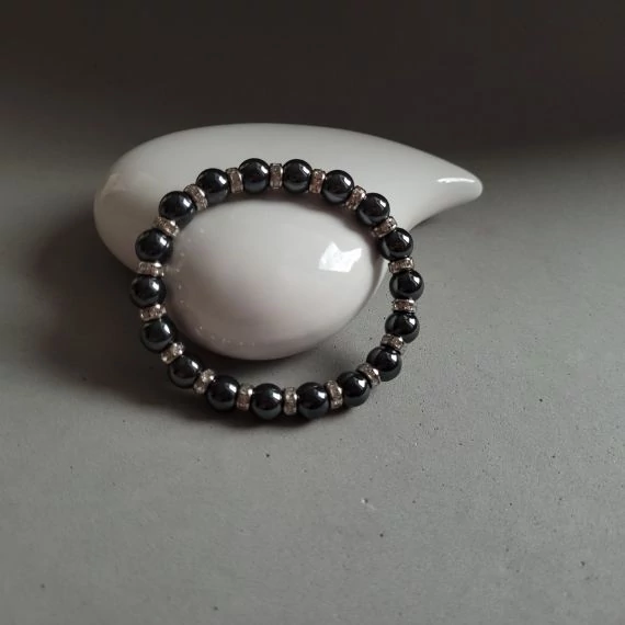 Hematit karkötő strasszgyűrűkkel