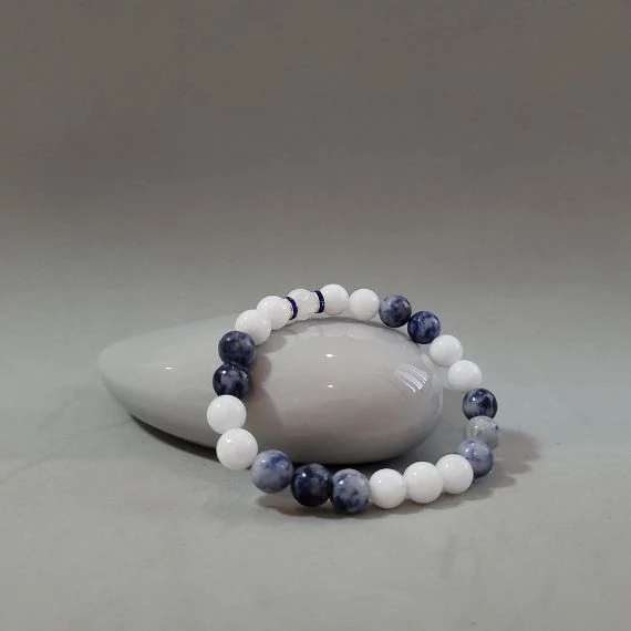 Szodalit, tejkvarc hegyikristály női karkötő