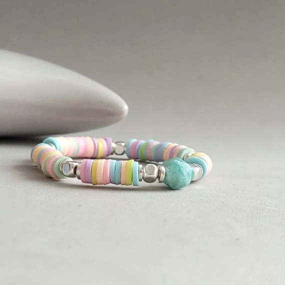 szívárvány színű polimer karkötő amazonit kővel