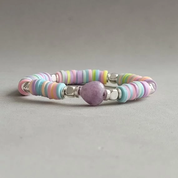 szívárvány színű polimer karkötő lepidolit szívvel