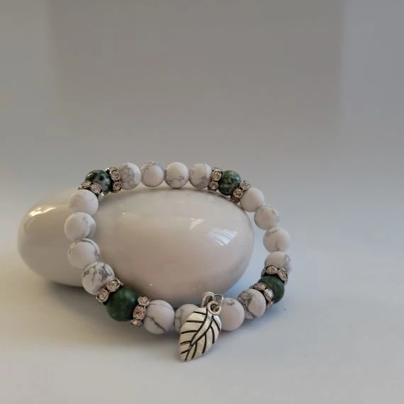 Howlit és zöld pettes jade női ásványkarkötő