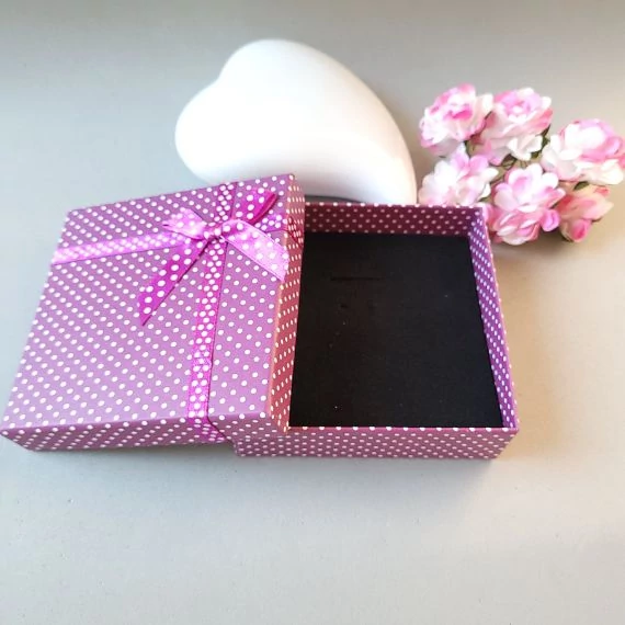 Ajándék díszdoboz Lila, fehér pöttyös, belseje fekete filc