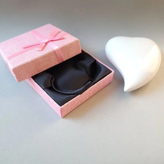 Rózsaszín masnis ajándékdoboz ásványkarkötőkhöz fekete selyembéléssel