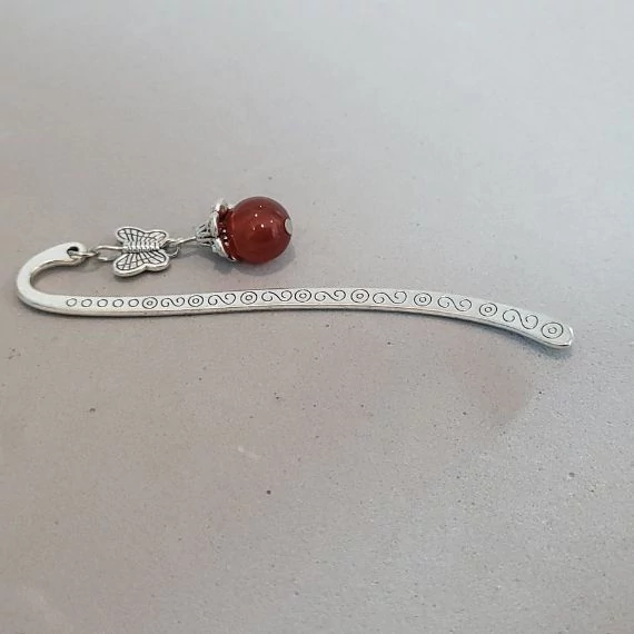 Pillangós könyvjelző karneol gyönggyel az olvasás szerelmeseinek