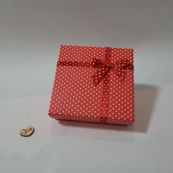 piros pöttyös díszboboz