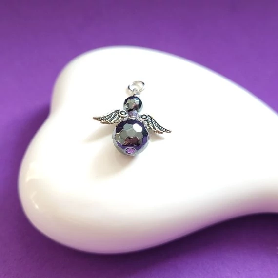 Hematit angyalka lila háttérrel