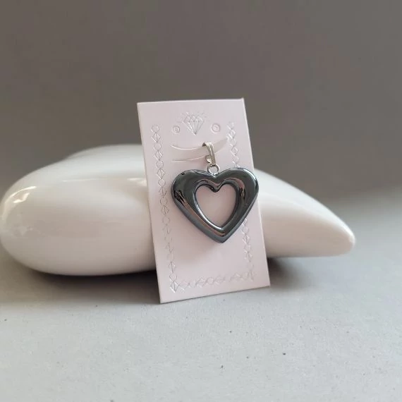 Hematit lyukas szív medál