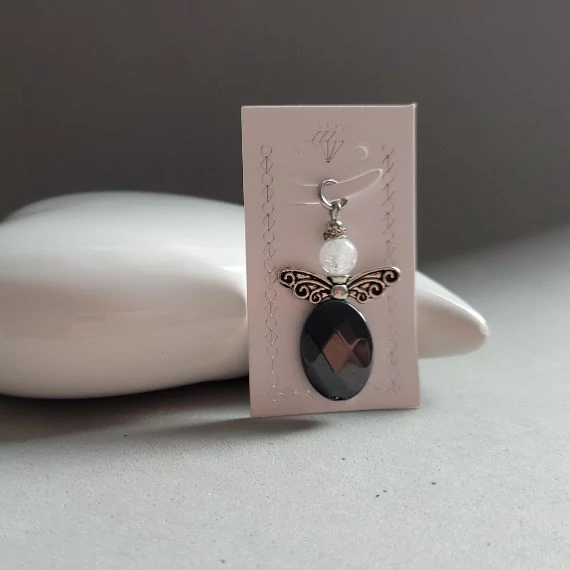 Hematit tündérmedál repesztett hegyikristállyal és strasszgyűrűvel