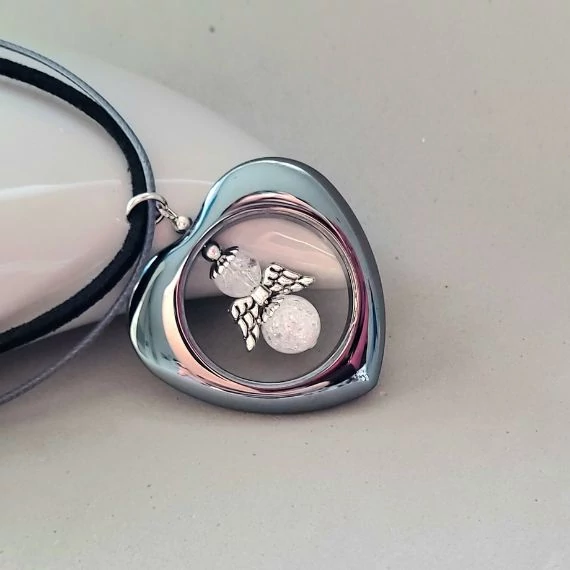 Hematit szívben repesztett hegyikristály angyalka bőrláncon