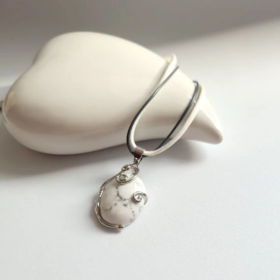 Meseszép howlit medál gondosan kidolgozott huzalkosárban