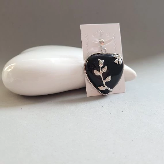 Ónix ásvány medál virágos szív foglalatban