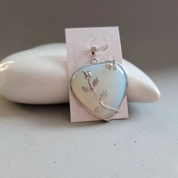 Opálüveg virágos szív foglalt medál