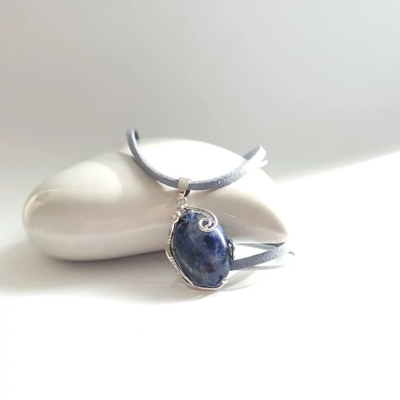 Szodalit medál antiallergén bőrláncon