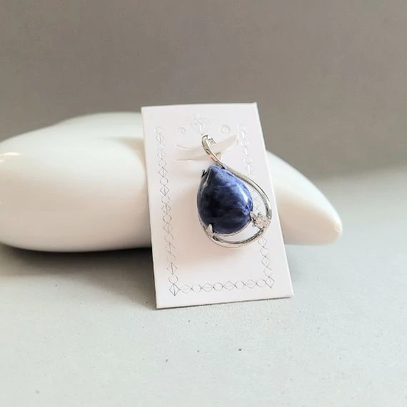 Szodalit csepp medál ragyogó strasszkővel