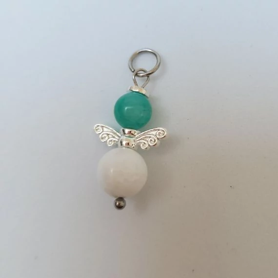 tejkvarc és jade ásványokból készült angyalka