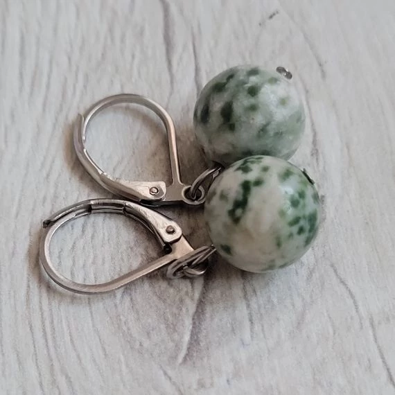 Kép 3/3 - Zöldpettyes Jade fülbevaló 3