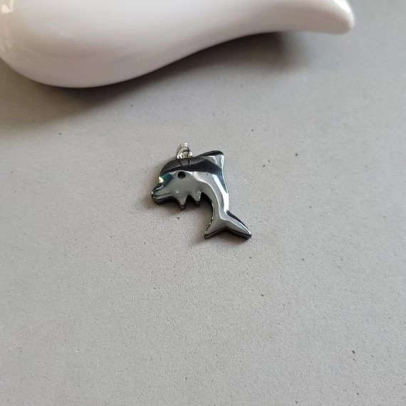 Hematit delfin medál